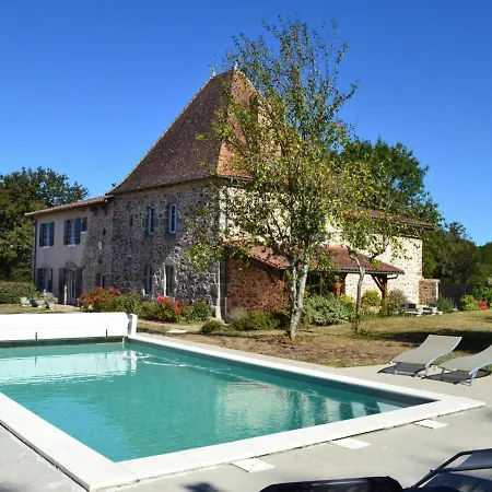 Spacieux Avec Piscine Privative, Grand Jardin Et Equipements Bebe En Charente Limousine - Fr-1-653-67 *