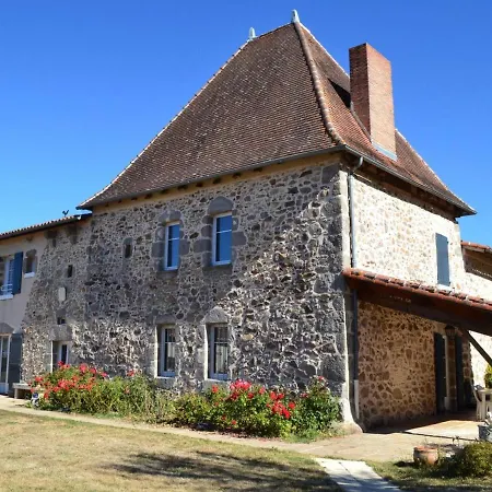 Spacieux Avec Piscine Privative, Grand Jardin Et Equipements Bebe En Charente Limousine - Fr-1-653-67 * Esse