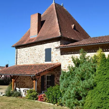 Spacieux Avec Piscine Privative, Grand Jardin Et Equipements Bebe En Charente Limousine - Fr-1-653-67 Holiday home Esse