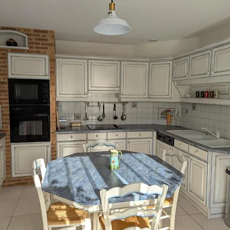 Spacieux Avec Piscine Privée Et Animaux Acceptés En Charente - Fr-1-653-67 * Esse