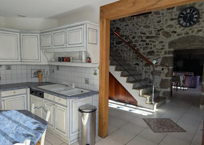 Spacieux Avec Piscine Privée Et Animaux Acceptés En Charente - Fr-1-653-67 Esse