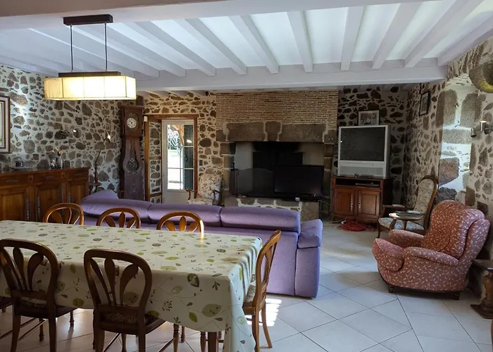 Spacieux Avec Piscine Privée Et Animaux Acceptés En Charente - Fr-1-653-67 * Esse