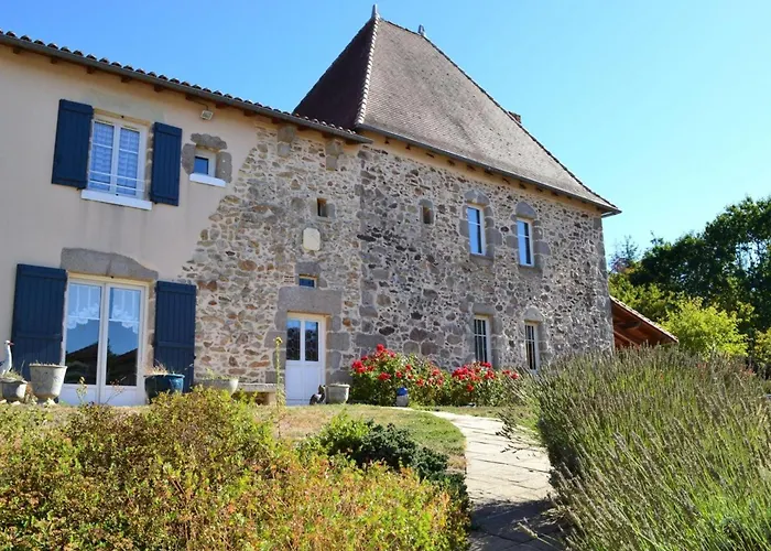 Spacieux Avec Piscine Privée Et Animaux Acceptés En Charente - Fr-1-653-67 *